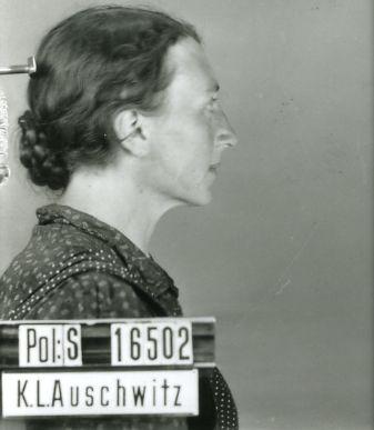 Elizabeta Šarh ob prihodu v Auschwitz. Hrani: Arhiv muzeja Auschwitz-Birkenau. 