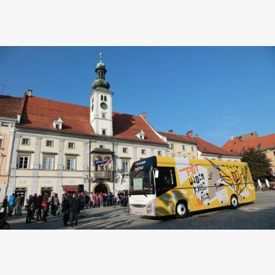 Otvoritev novega bibliobusa Mariborske knjižnice na Glavnem trgu v Mariboru, 2015