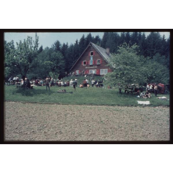 Koča na Žavcarjevem vrhu v 60. letih 20. stol. Foto: Ludvik Šolar. Vir: Domoznanska zbirka Mariborske knjižnice
