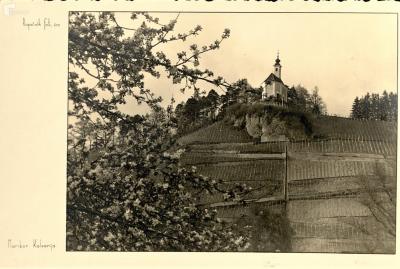 Kalvarija s cerkvico med 1930 in 1940. Vir: Kamra.si (original hrani Zbirka drobnih tiskov UKM)