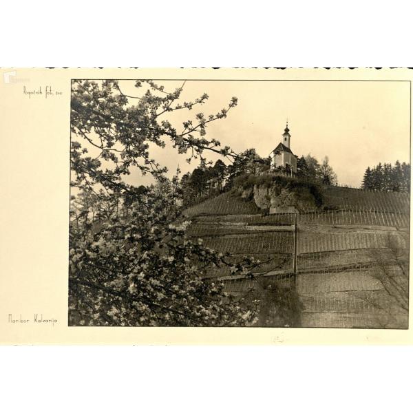 Kalvarija s cerkvico med 1930 in 1940. Vir: Kamra.si (original hrani Zbirka drobnih tiskov UKM)