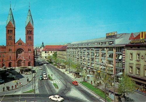 Maribor. Partizanska cesta z Modno hišo na desni strani, 70. leta 20. stol. Vir: Mariborska knjižnica