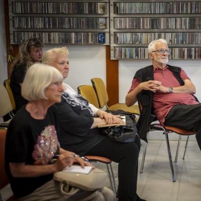 KNJIŽNIČNI CIKEL: Mednarodni dan starejših