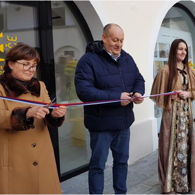 Otvoritev Knjižnice Rače, 4. 2. 2022. Direktorica Mariborske knjižnice Dragica Turjak, žpan Občine Rače Branko Ledinek v družbi Katarine Zrinjske